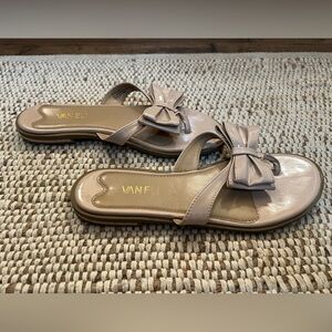 Vaneli Taupe Pink Iggie Patent Leather Bow Sandals Size 8 Preppy Resort Cruise
